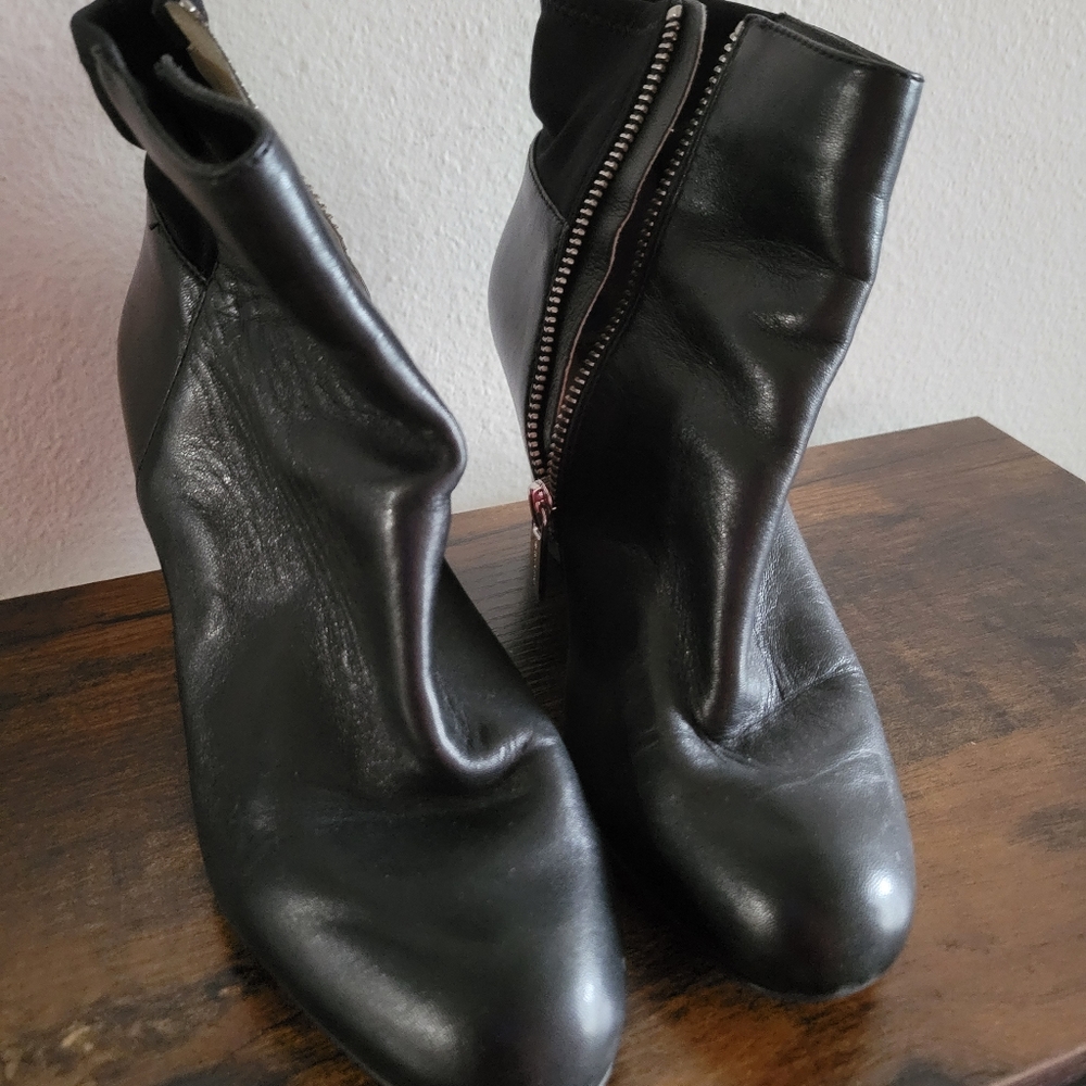 Authentic Michael kors Boots size 6.5w